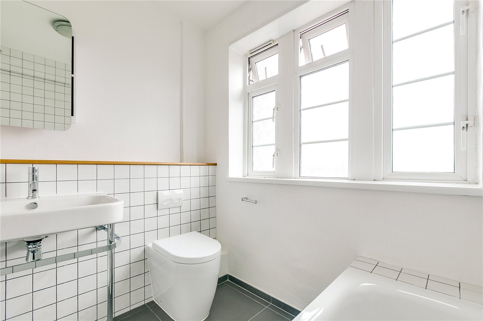 Flat Oaklands Road in Greater London