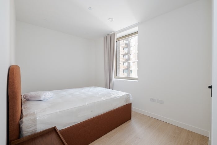 Flat Hale Road in Greater London