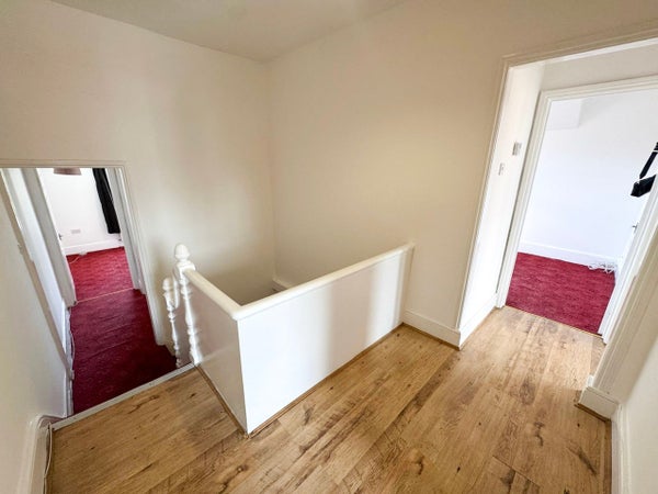 Flat Griffin Road in London