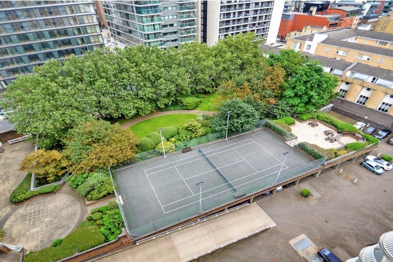 Flat Westferry Road in Greater London