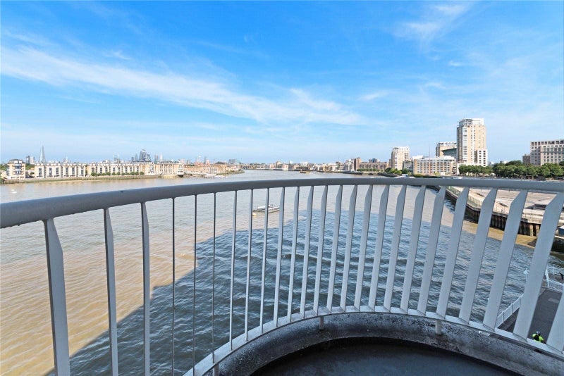 Flat Westferry Road in Greater London