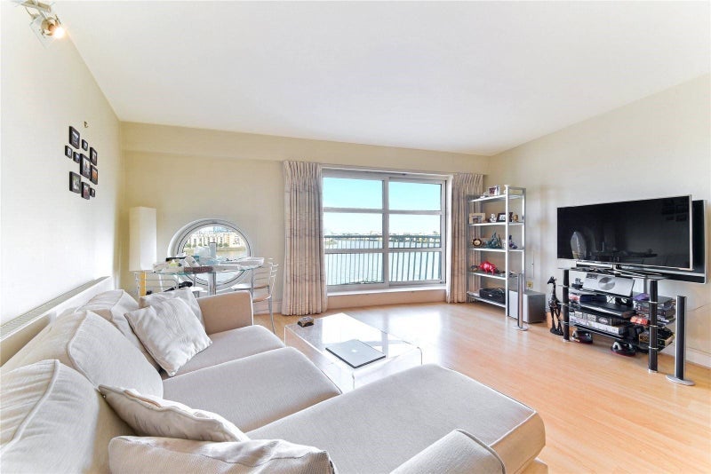 Flat Westferry Road in Greater London