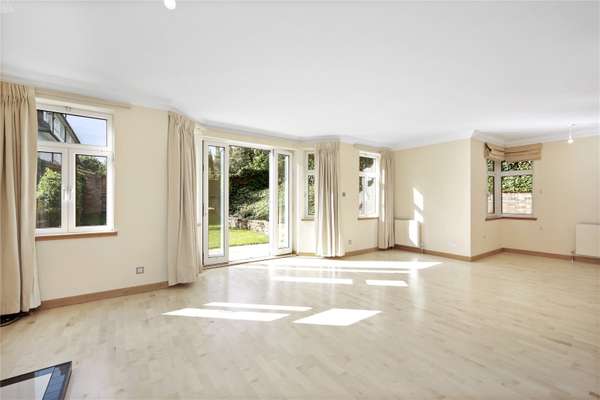 Flat Greenaway Gardens in Greater London