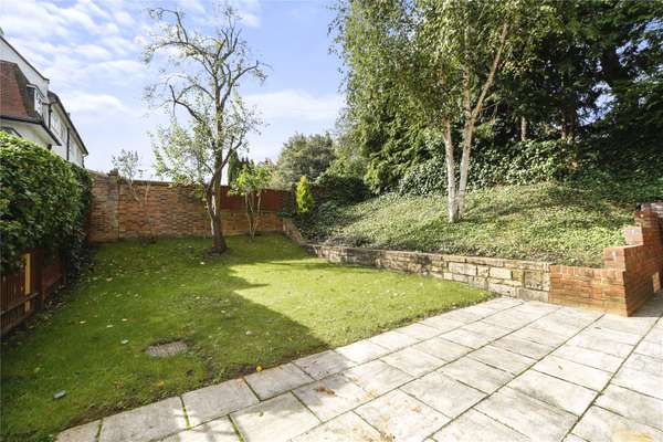 Flat Greenaway Gardens in Greater London