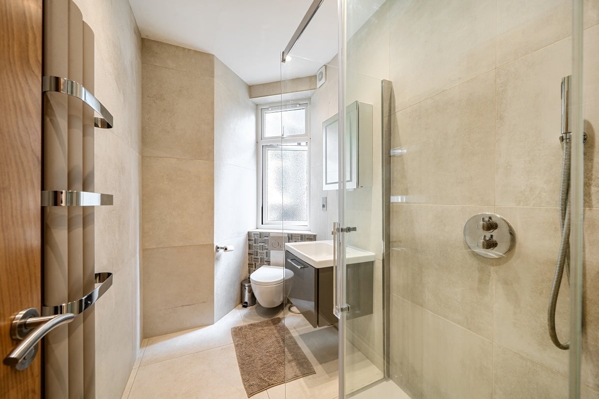 Flat Hillfield Road in Greater London