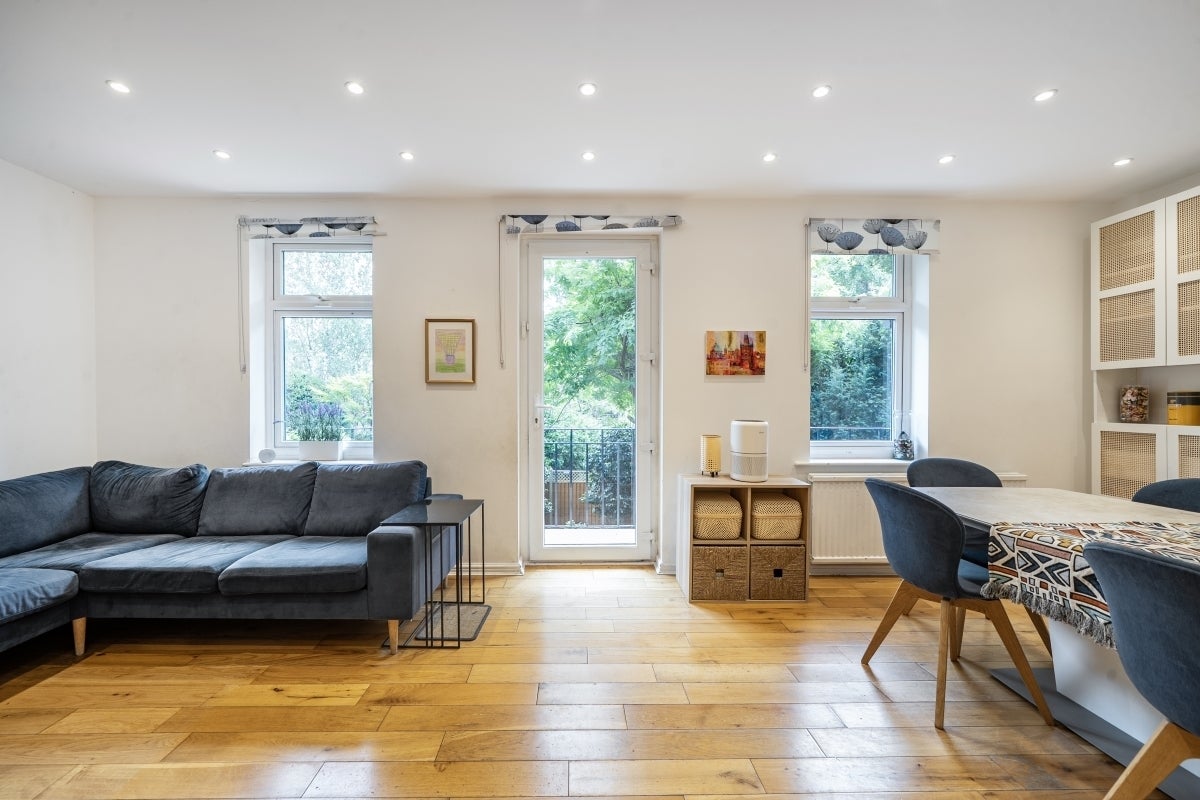 Flat Hillfield Road in Greater London