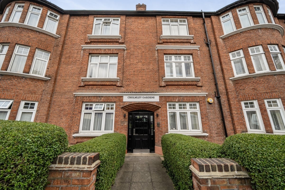Flat Hillfield Road in Greater London