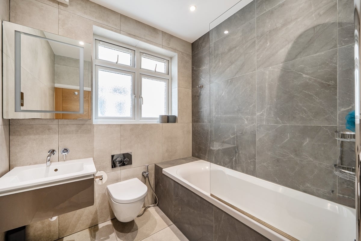Flat Hillfield Road in Greater London