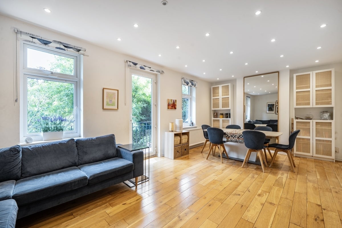 Flat Hillfield Road in Greater London
