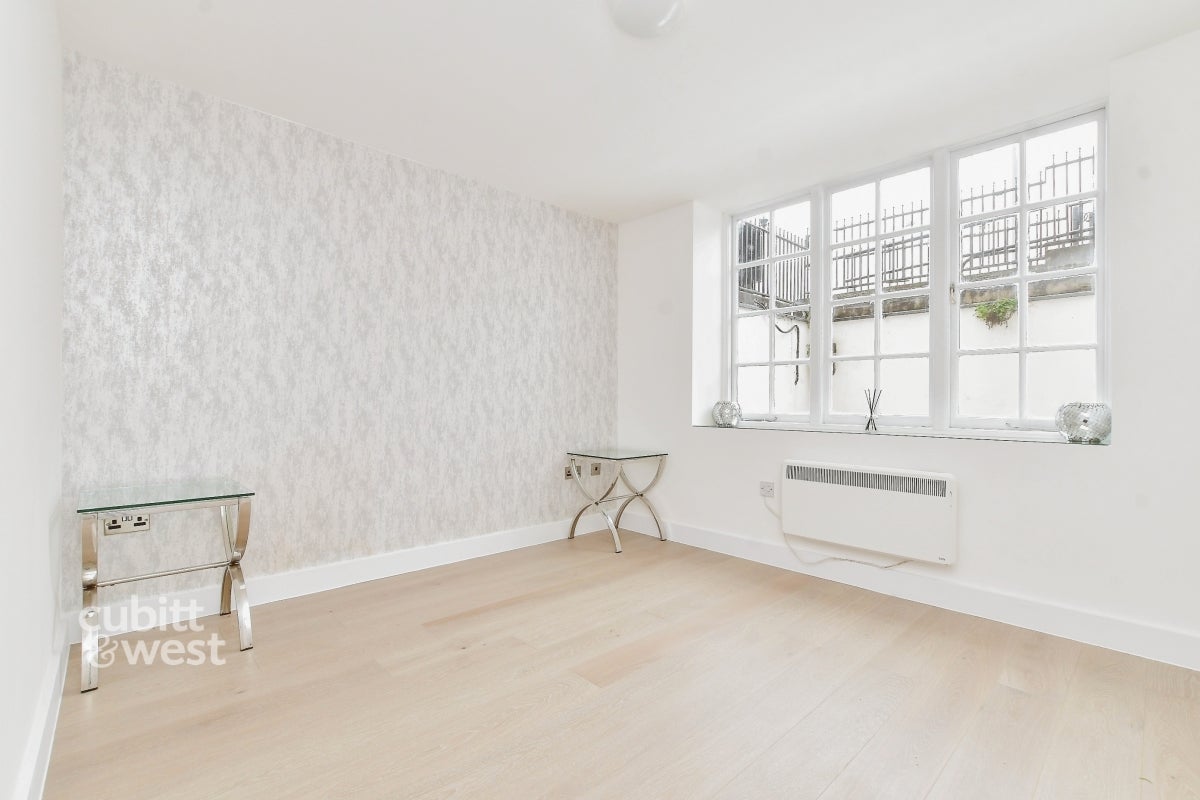 Flat Connersville Way in Greater London