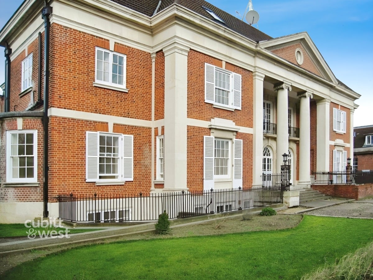 Flat Connersville Way in Greater London