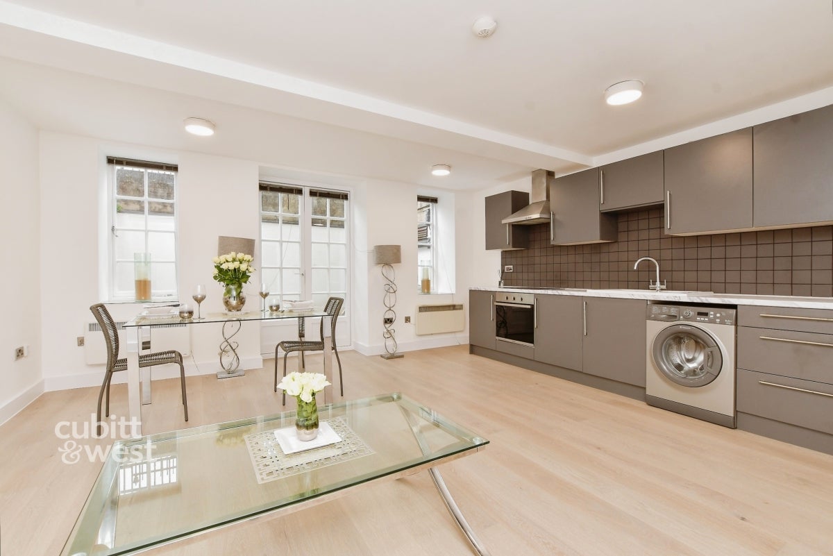 Flat Connersville Way in Greater London
