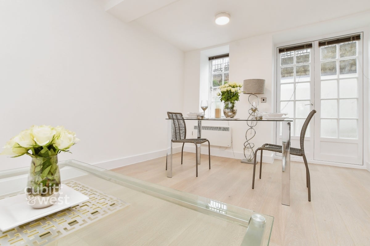 Flat Connersville Way in Greater London