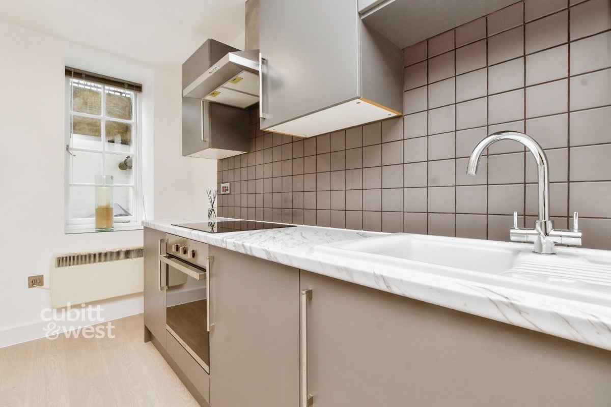 Flat Connersville Way in Greater London