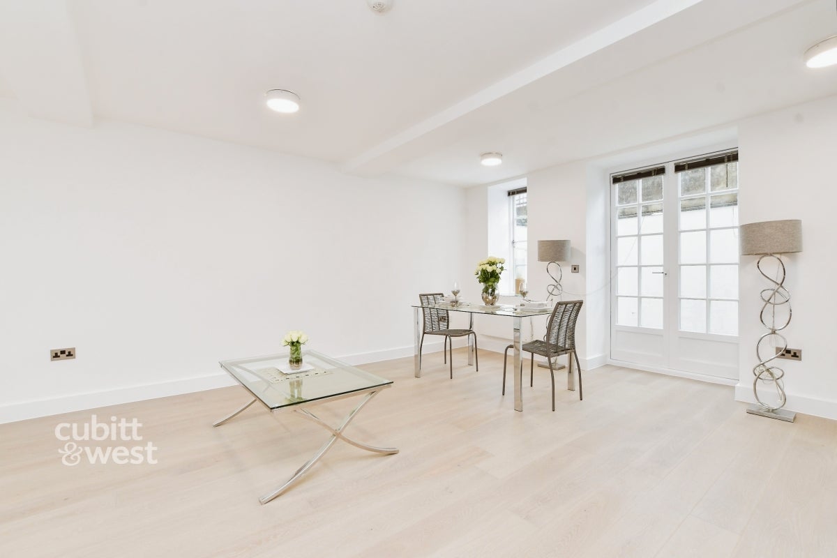 Flat Connersville Way in Greater London