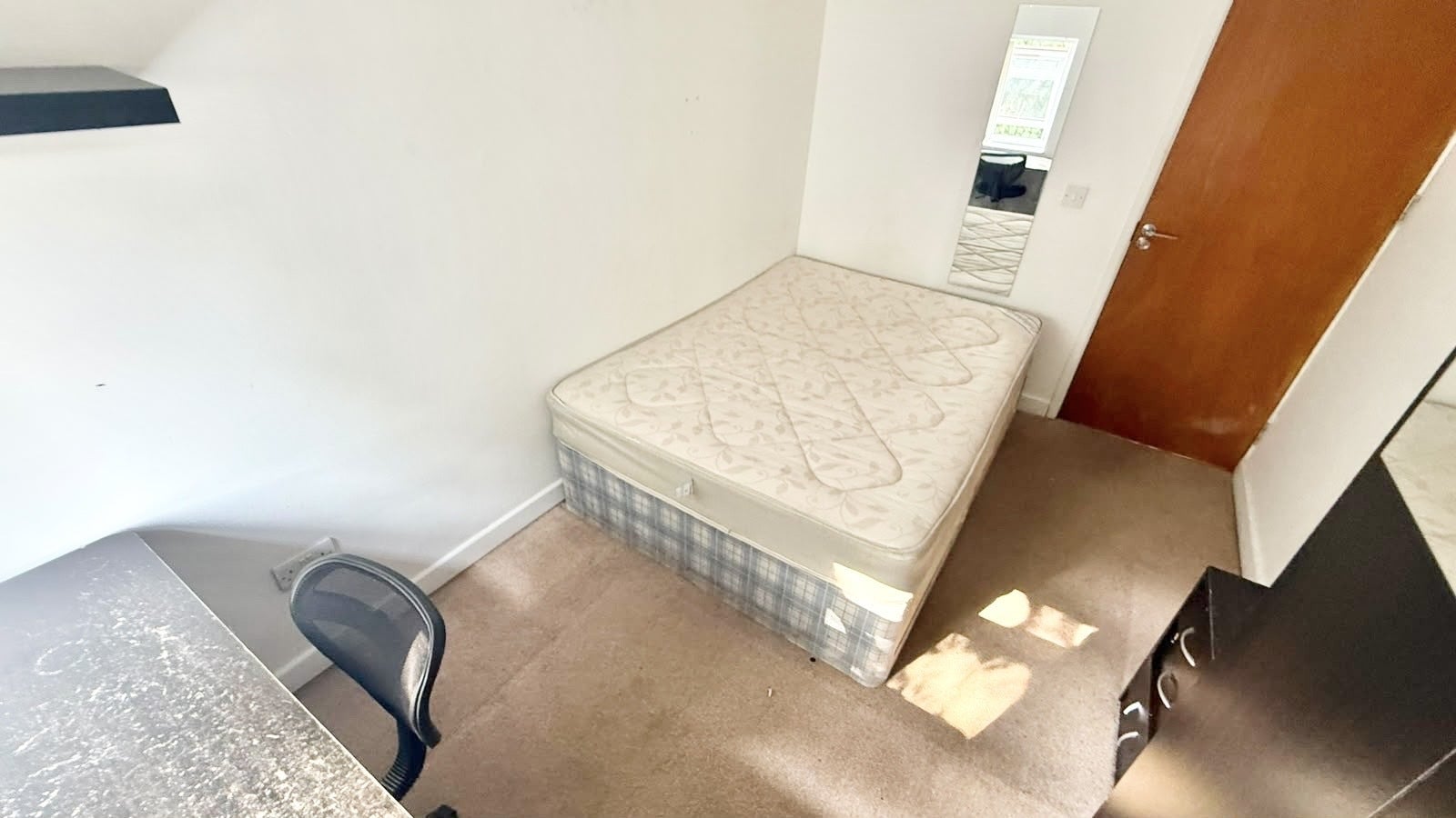 Room Heeley Road in Birmingham