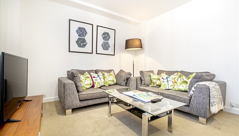 Flat Vauxhall Bridge Road in City of Westminster
