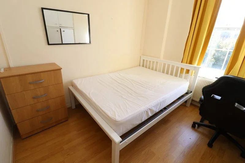 Room Liverpool Road in Greater London