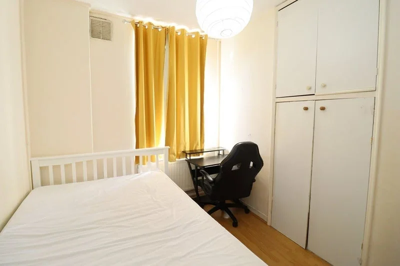 Room Liverpool Road in Greater London