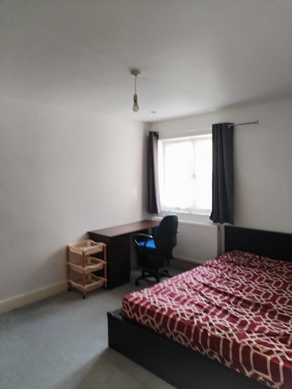 Room Goldsmith Avenue in Greater London