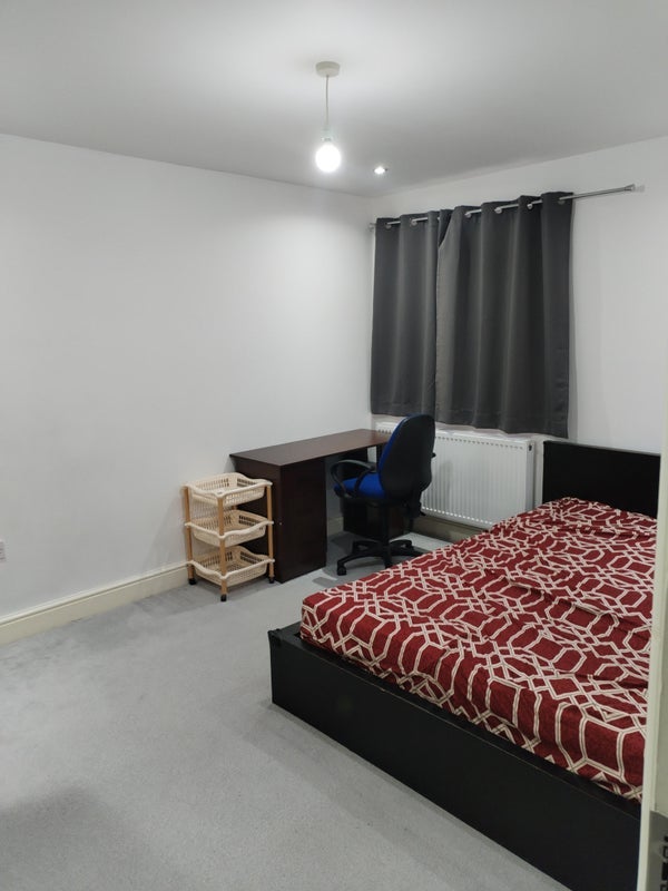 Room Goldsmith Avenue in Greater London