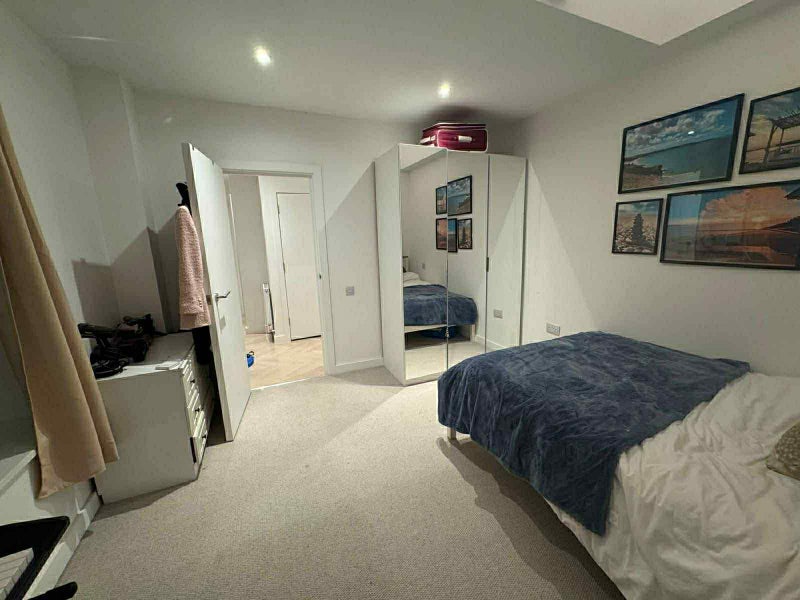 Room Crown Street in Greater London