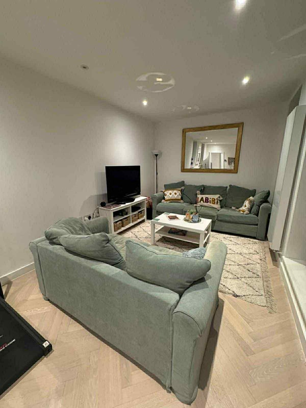 Room Crown Street in Greater London