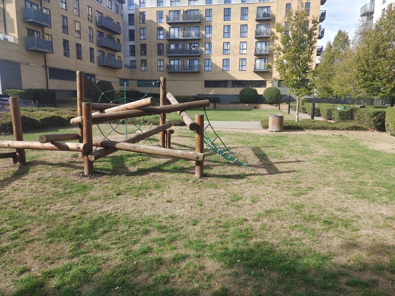 Flat Clydesdale Way in Greater London