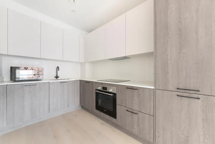 Flat Osborn Street in Greater London