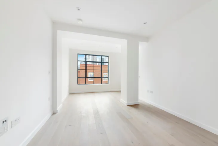 Flat Osborn Street in Greater London