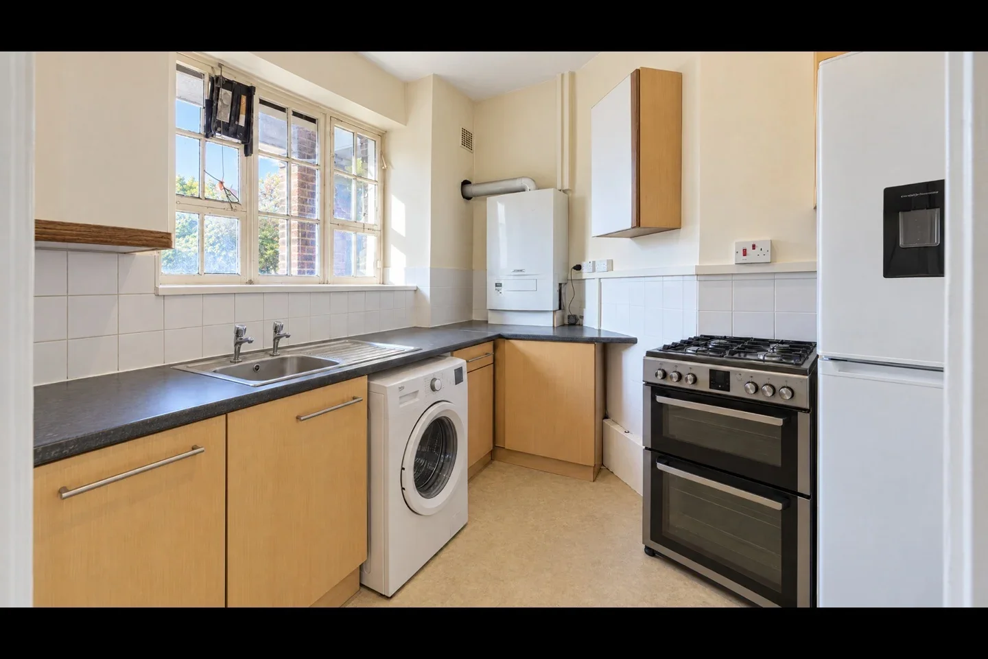 Room Atkins Road in Greater London