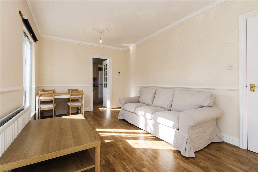 Flat Bermondsey Street in Greater London