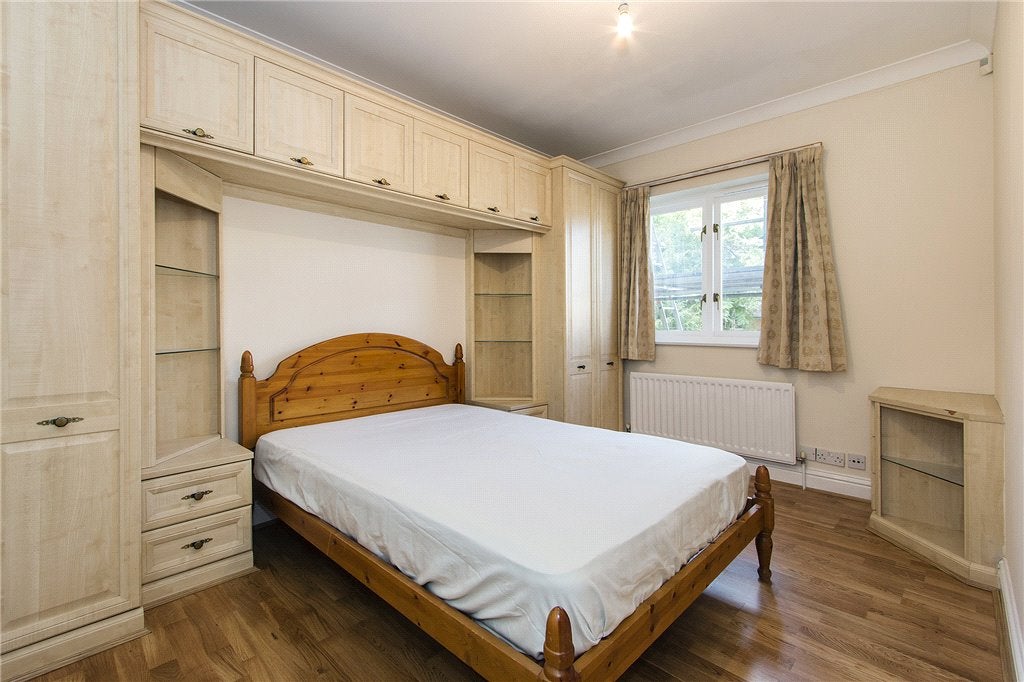 Flat Bermondsey Street in Greater London