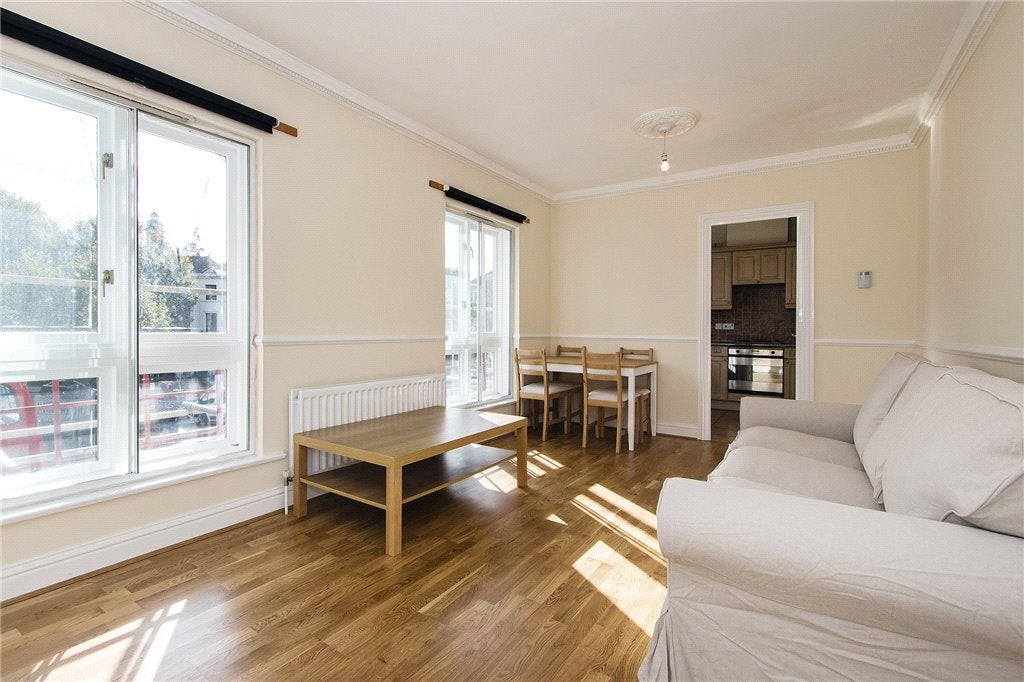 Flat Bermondsey Street in Greater London