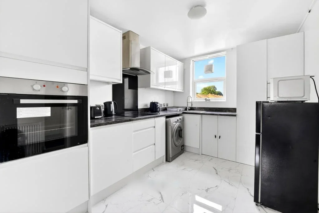Flat Brabourne Close in Greater London