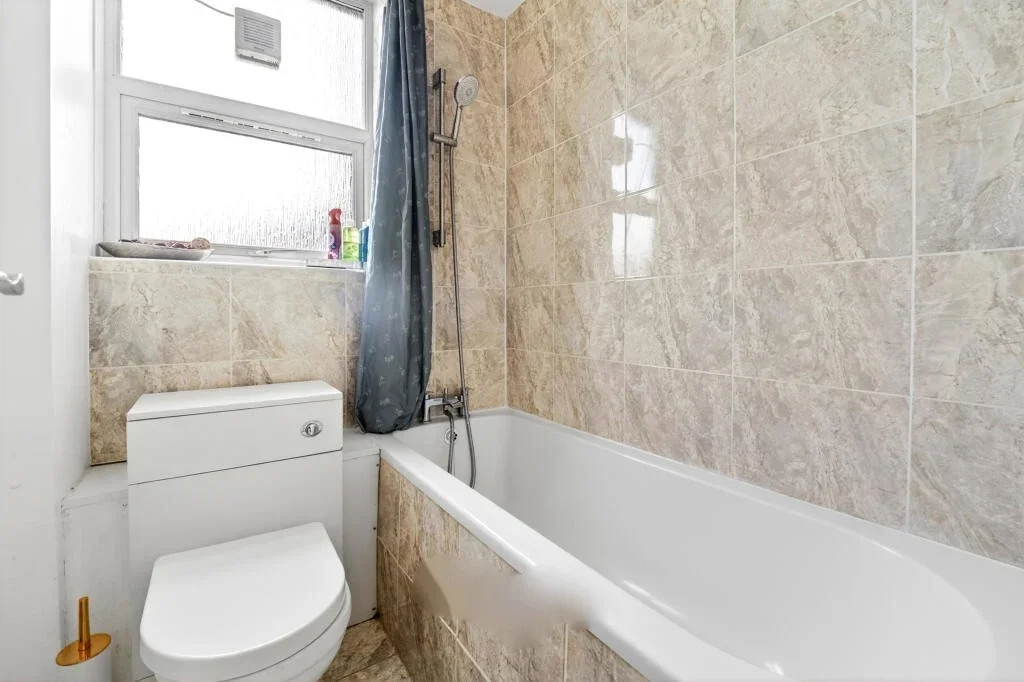 Flat Brabourne Close in Greater London