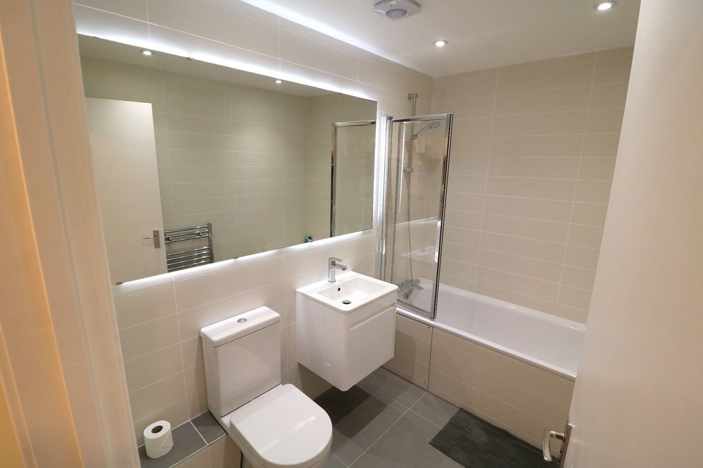 Flat Alice Way in Greater London