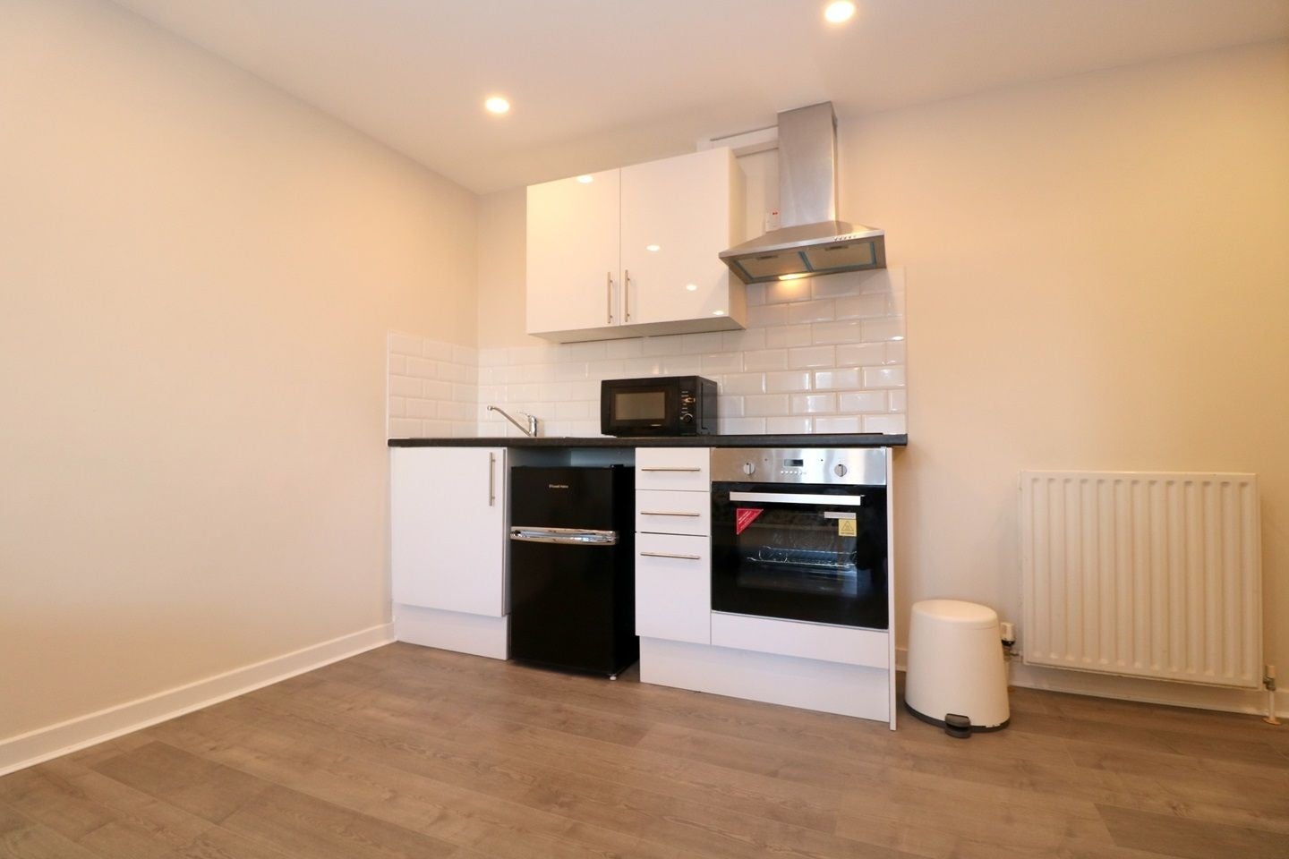 Flat Alice Way in Greater London