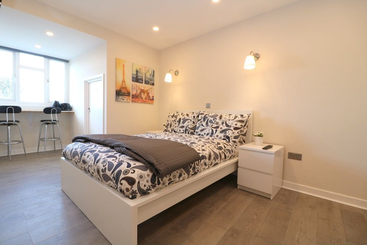Flat Alice Way in Greater London