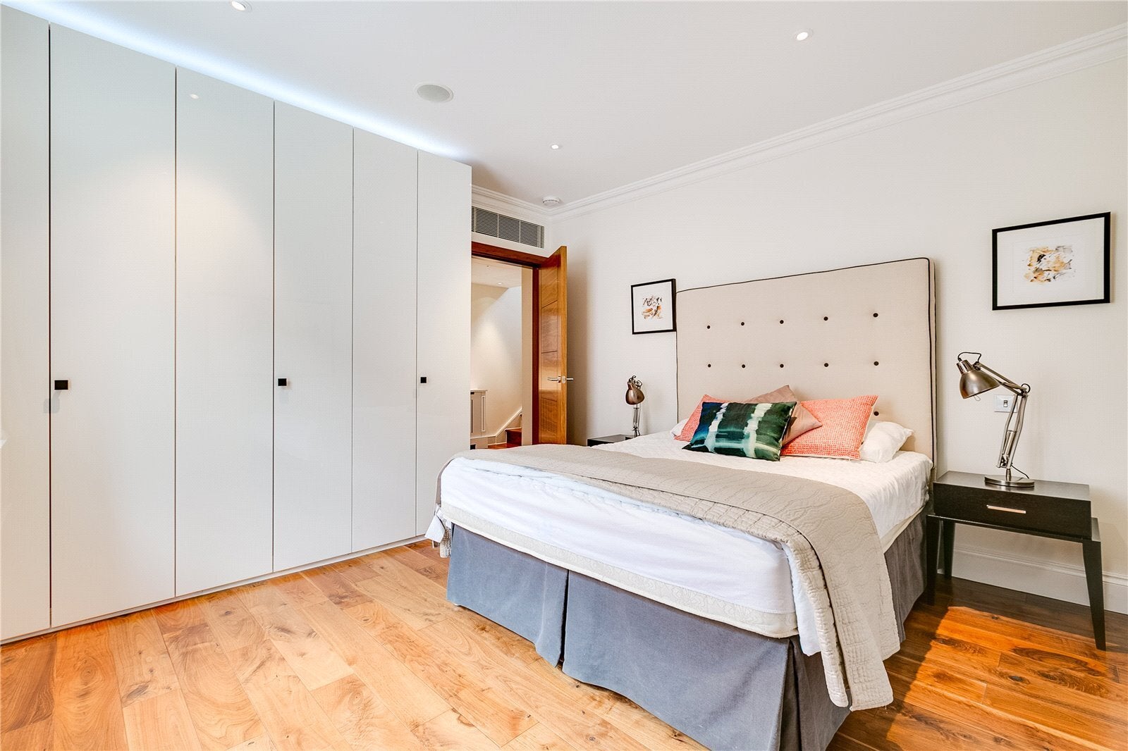 Flat Sheffield Terrace in Greater London