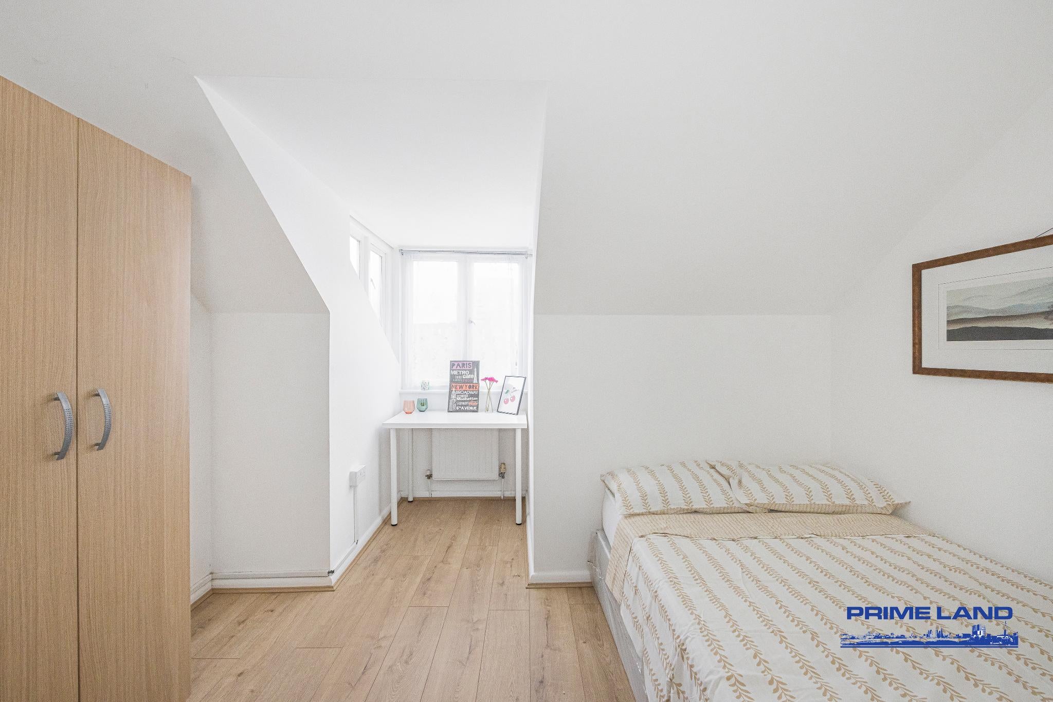 Room Galsworthy Avenue in Greater London