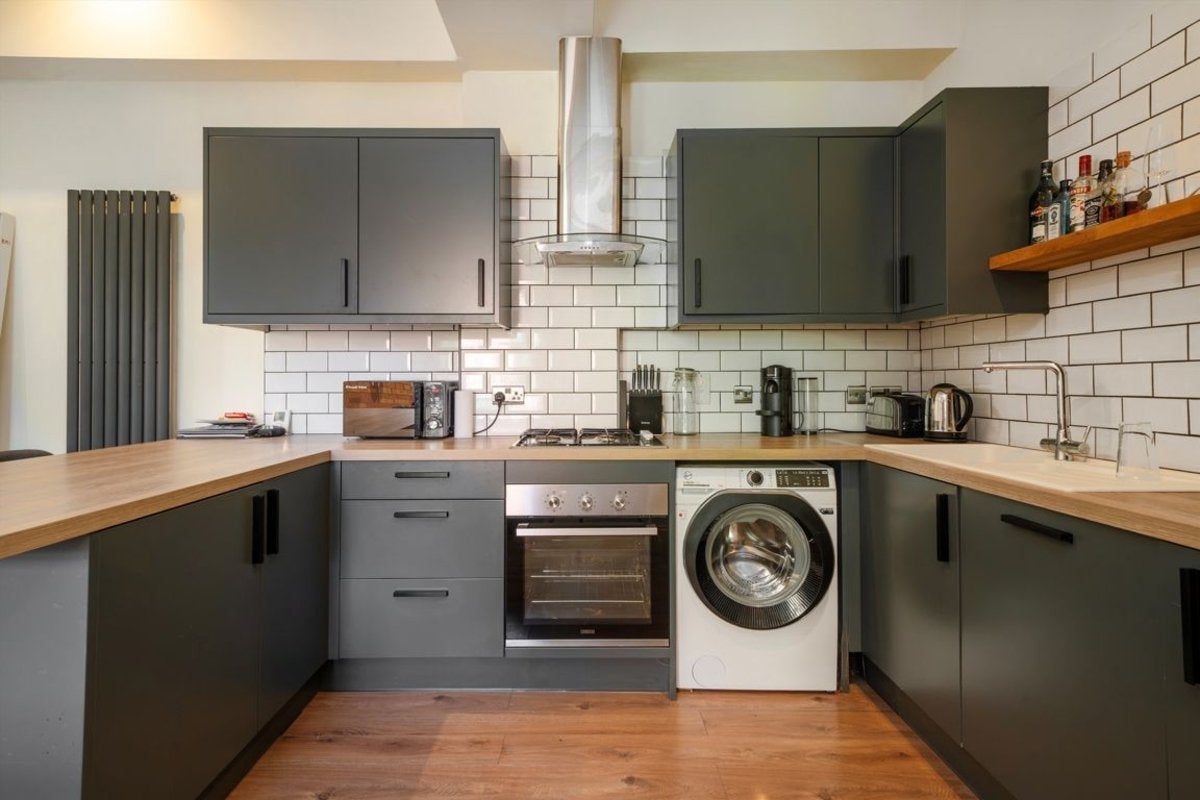 Flat Morris Road in Greater London