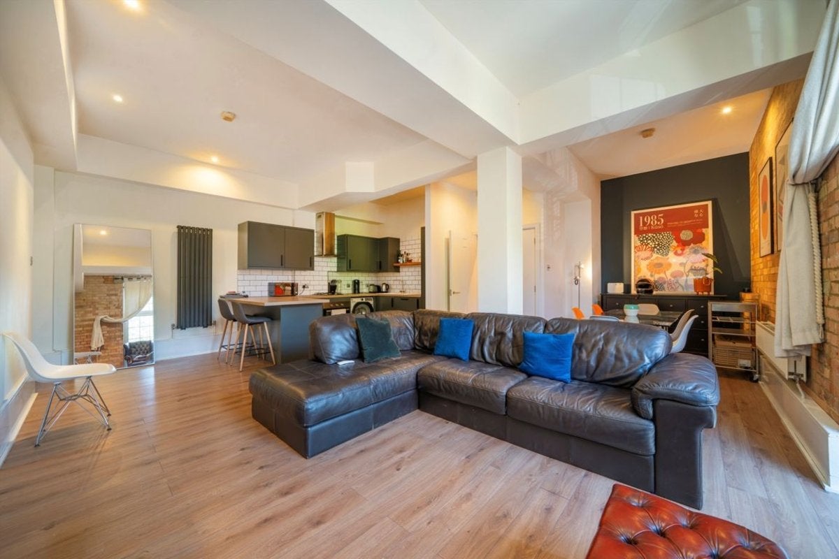 Flat Morris Road in Greater London