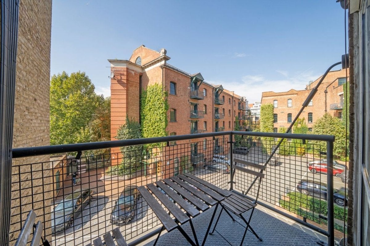 Flat Morris Road in Greater London