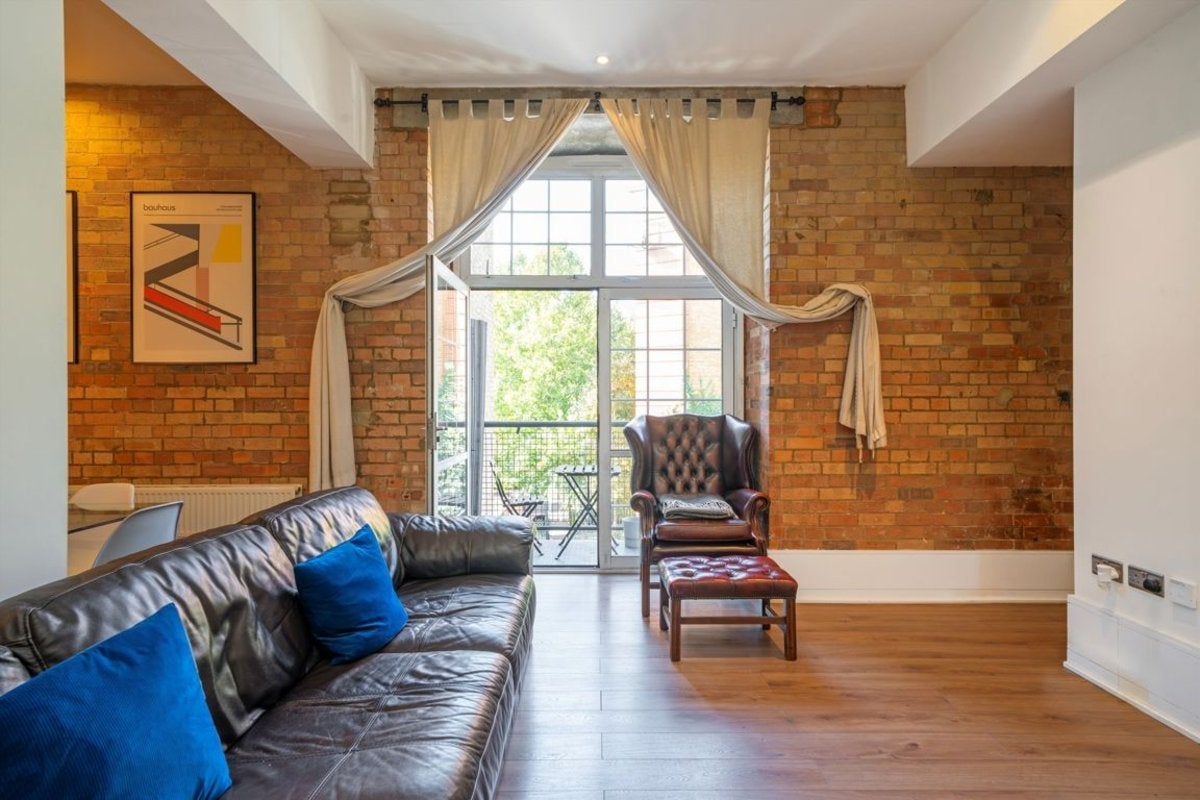 Flat Morris Road in Greater London