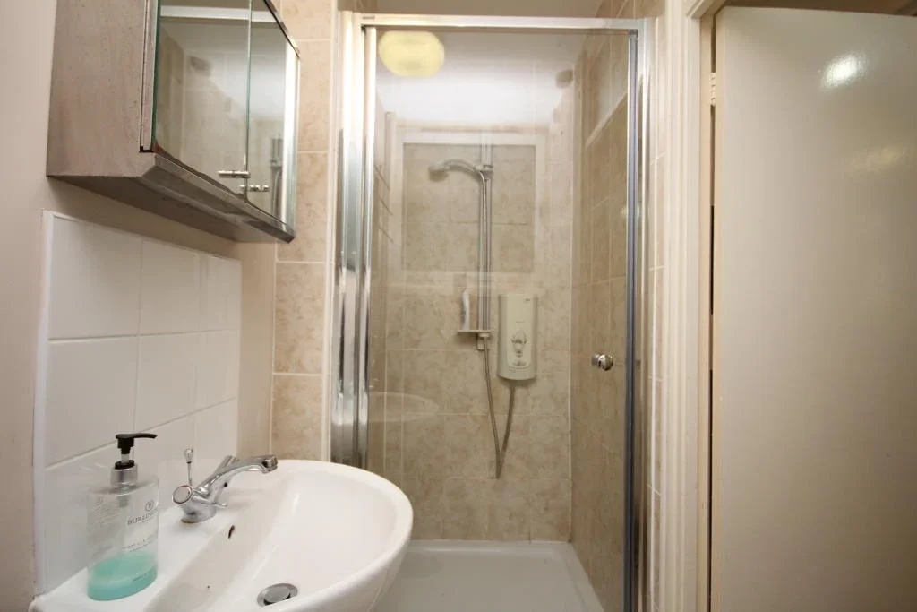 Flat Kerbey Street in Greater London