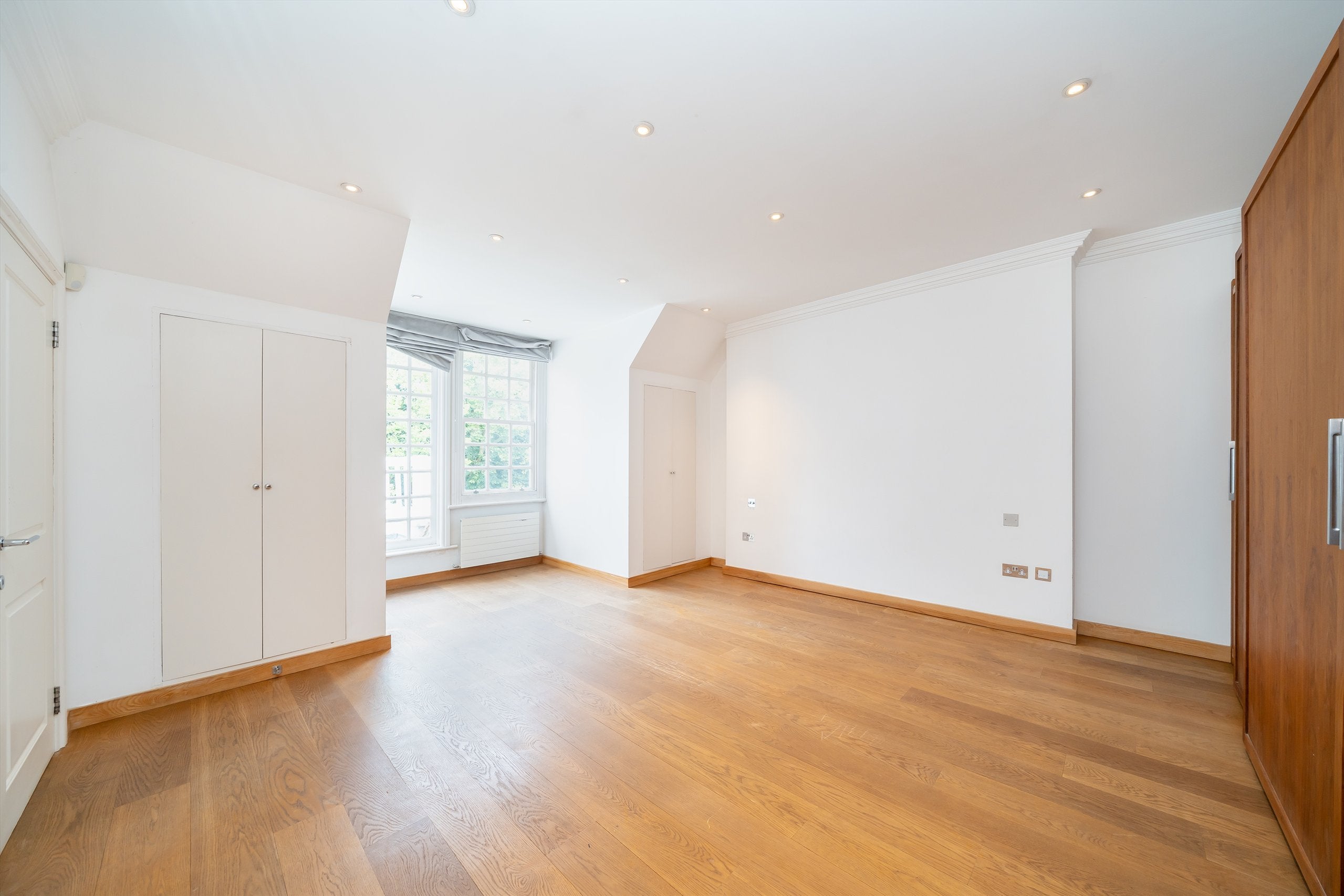 Flat Bracknell Gardens in Greater London
