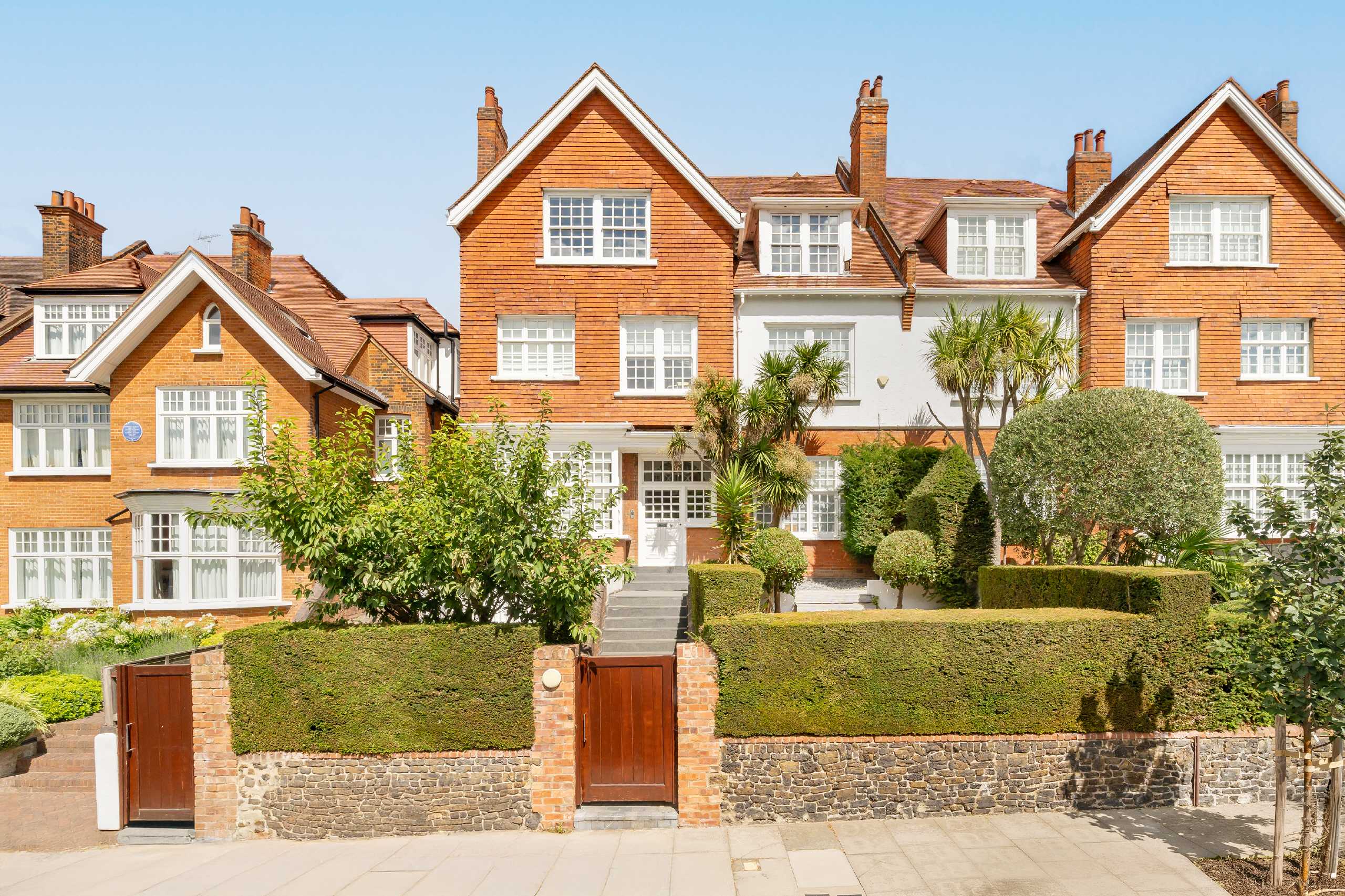 Flat Bracknell Gardens in Greater London