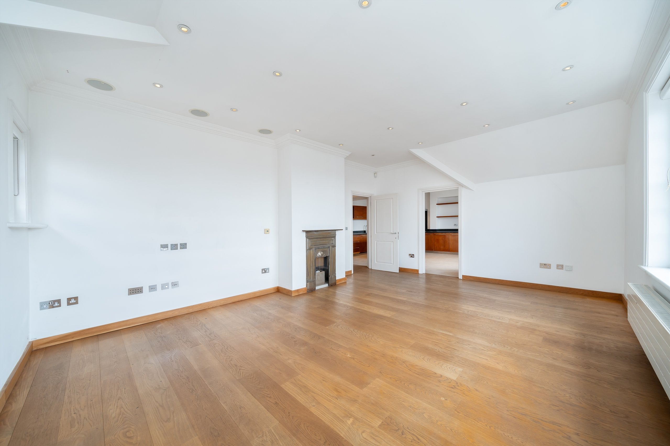 Flat Bracknell Gardens in Greater London