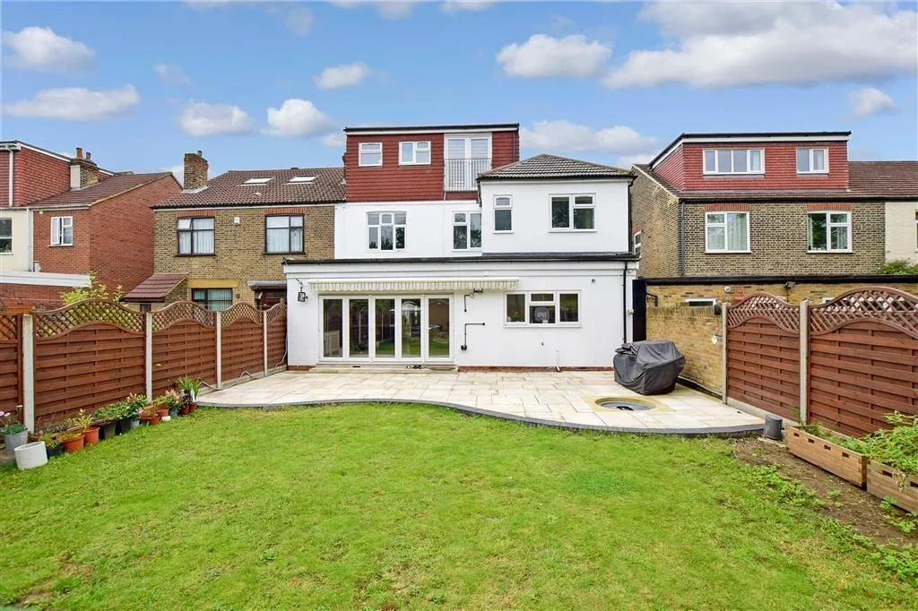 Room Fairholme Avenue in Greater London